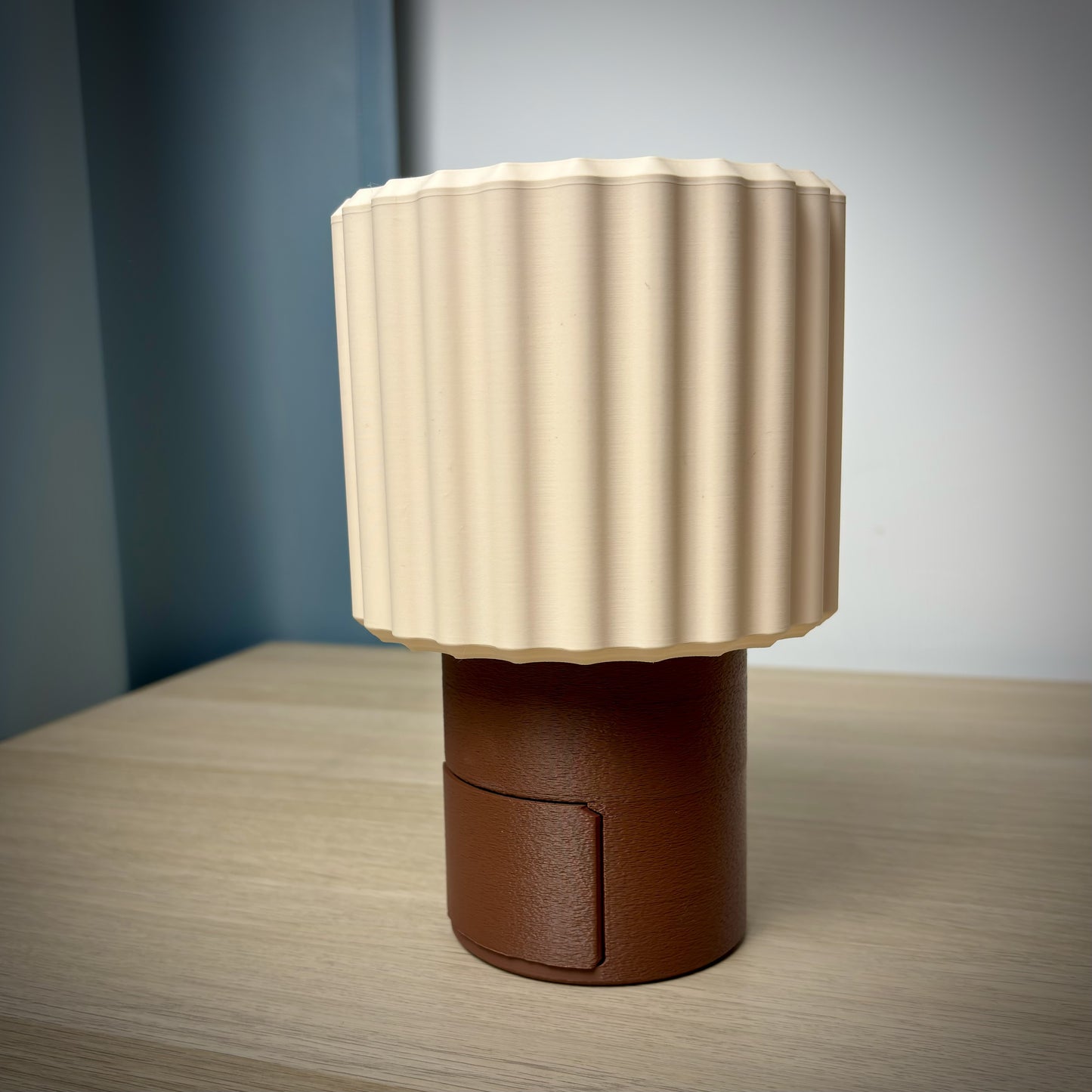 Lampe med skjult skuffe – tryk-åbn opbevaring