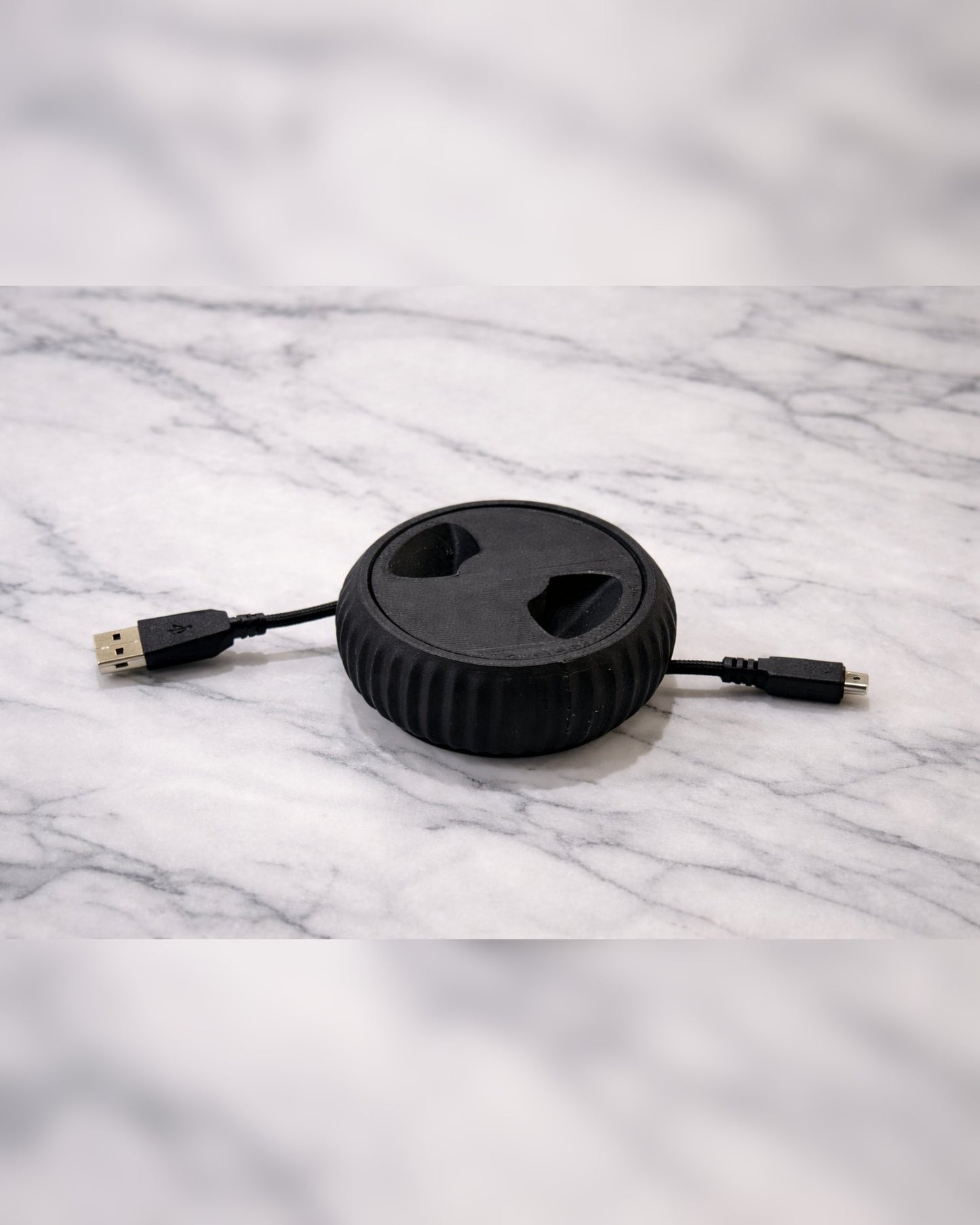 Compact USB cable reel in white, designed to organize and store 1.5m cables neatly