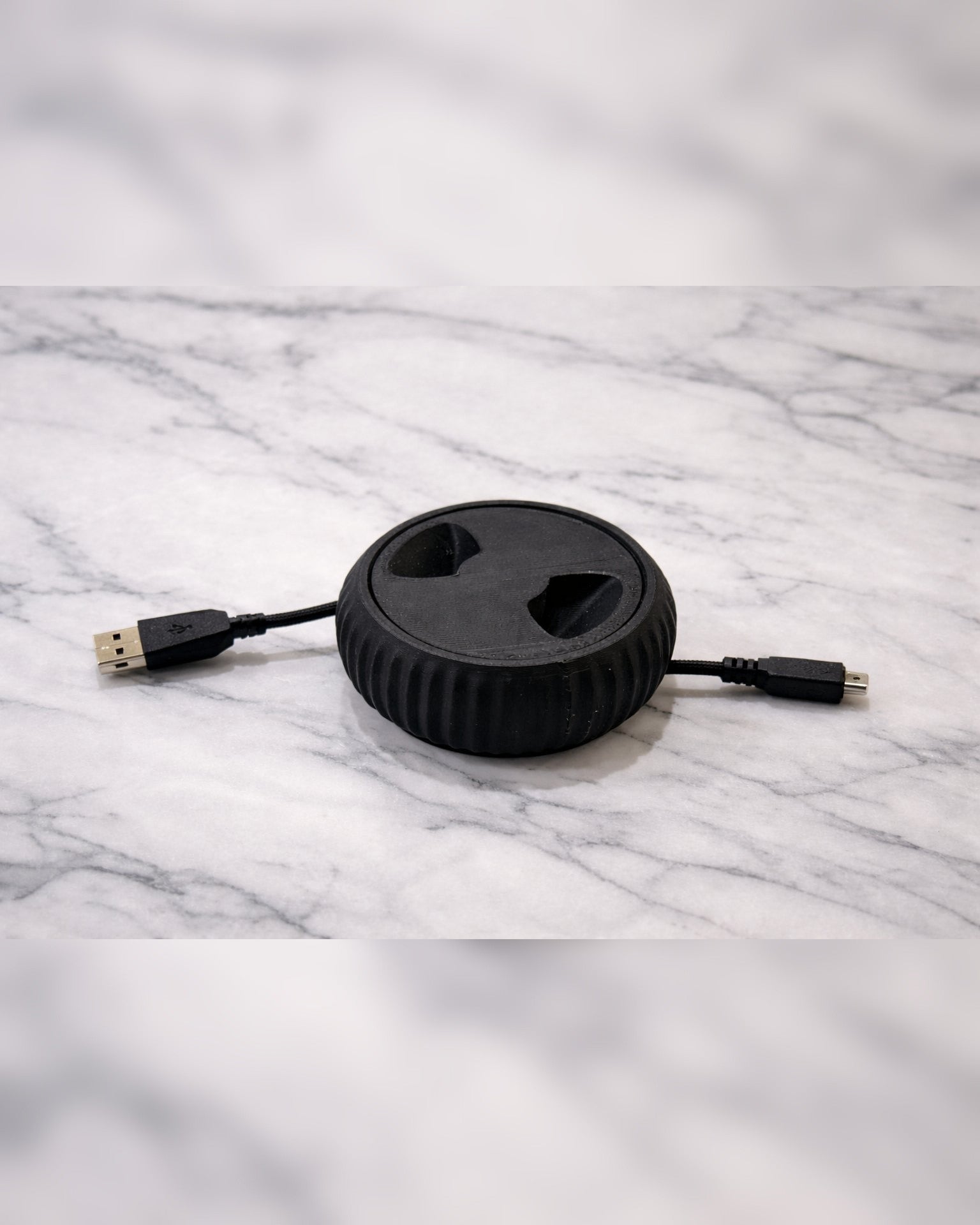 Compact USB cable reel in white, designed to organize and store 1.5m cables neatly