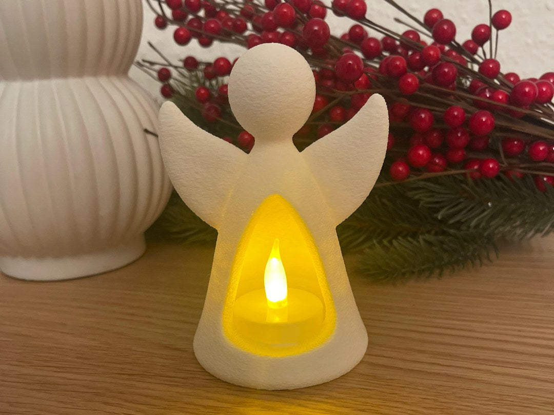 Englefigur med LED-fyrfadslys, der lyser indefra