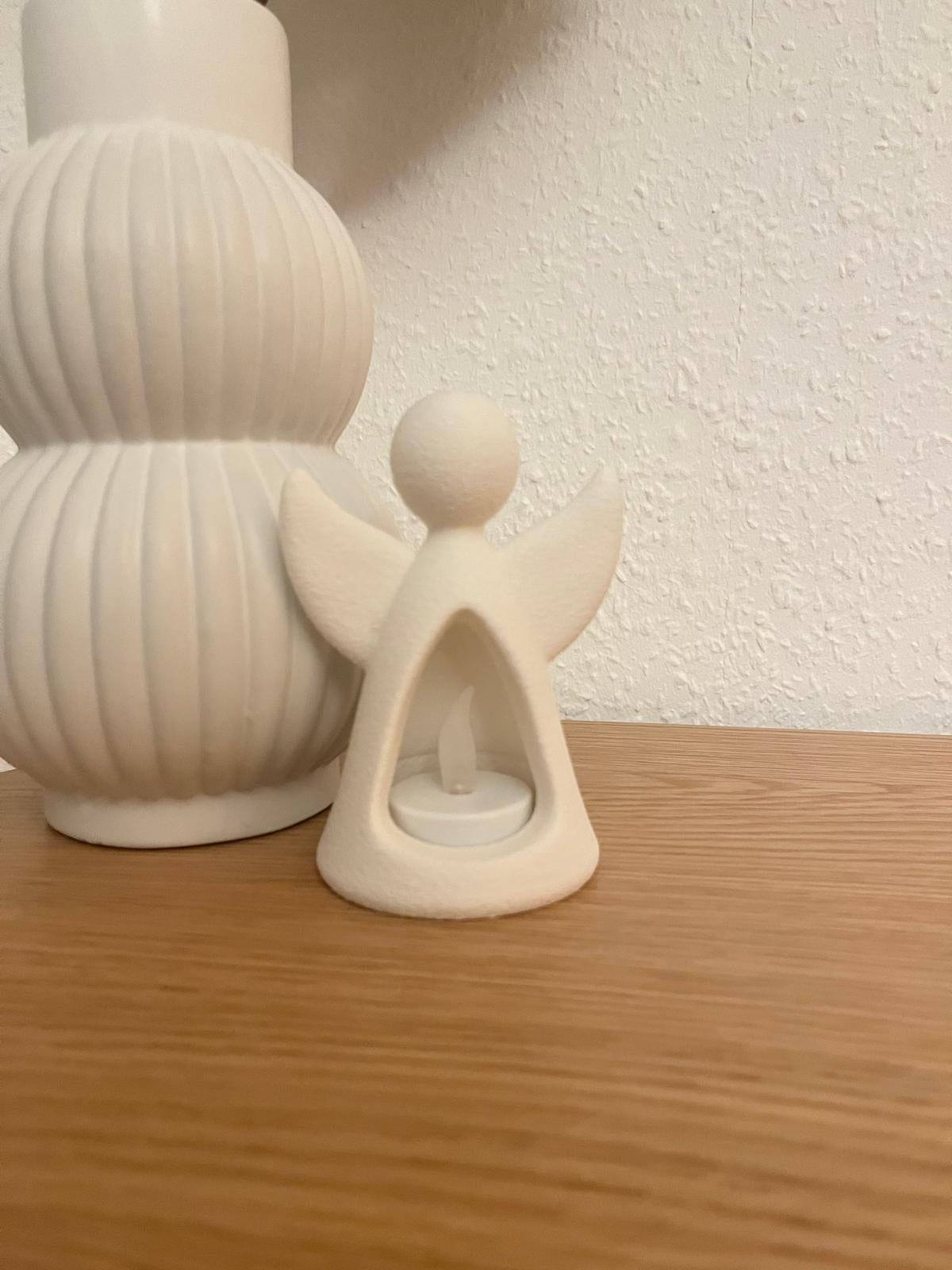 Englefigur med LED-fyrfadslys, der lyser indefra