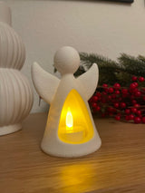 Englefigur med LED-fyrfadslys, der lyser indefra