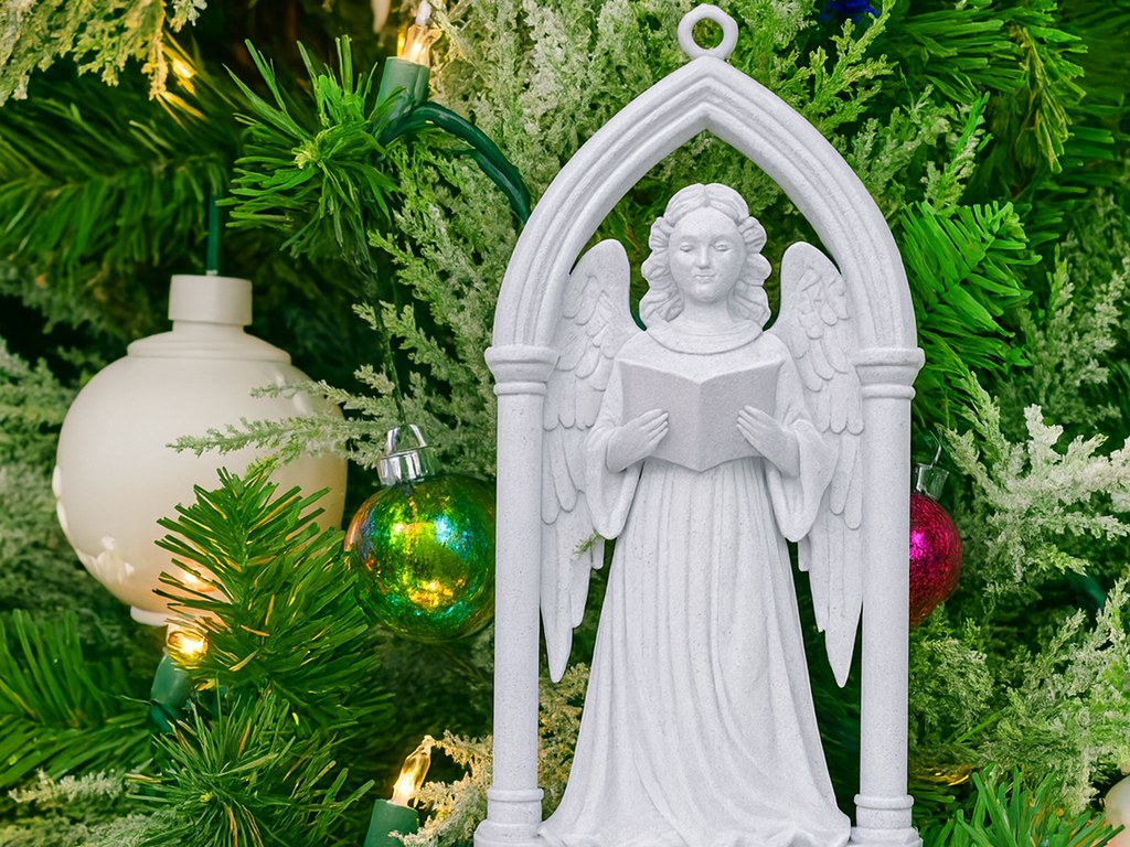 Victoriansk engel i gotisk buegang som juletræspynt
