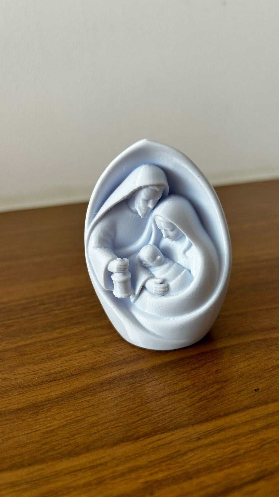 Julekrybbe med Den Hellige Familie – minimalistisk figur