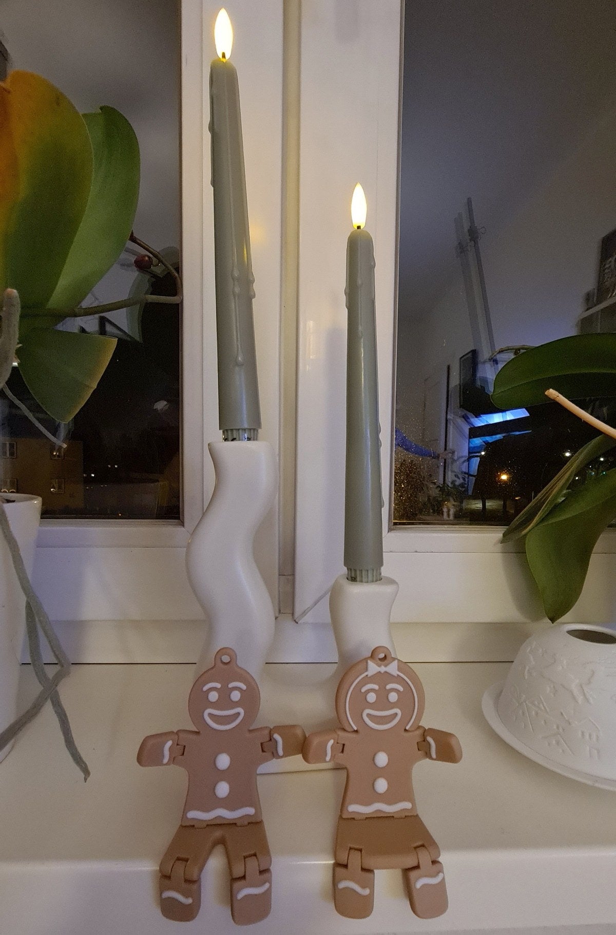 Honningkagekvinde-figur til jul i brun og hvid