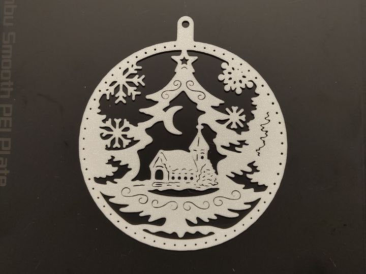 Julekugle med hus og juletræ