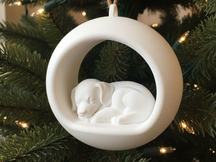 Rund julekugle med sovende hundehvalp