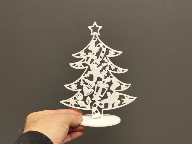 Lille juletræ med julekugler til at stille