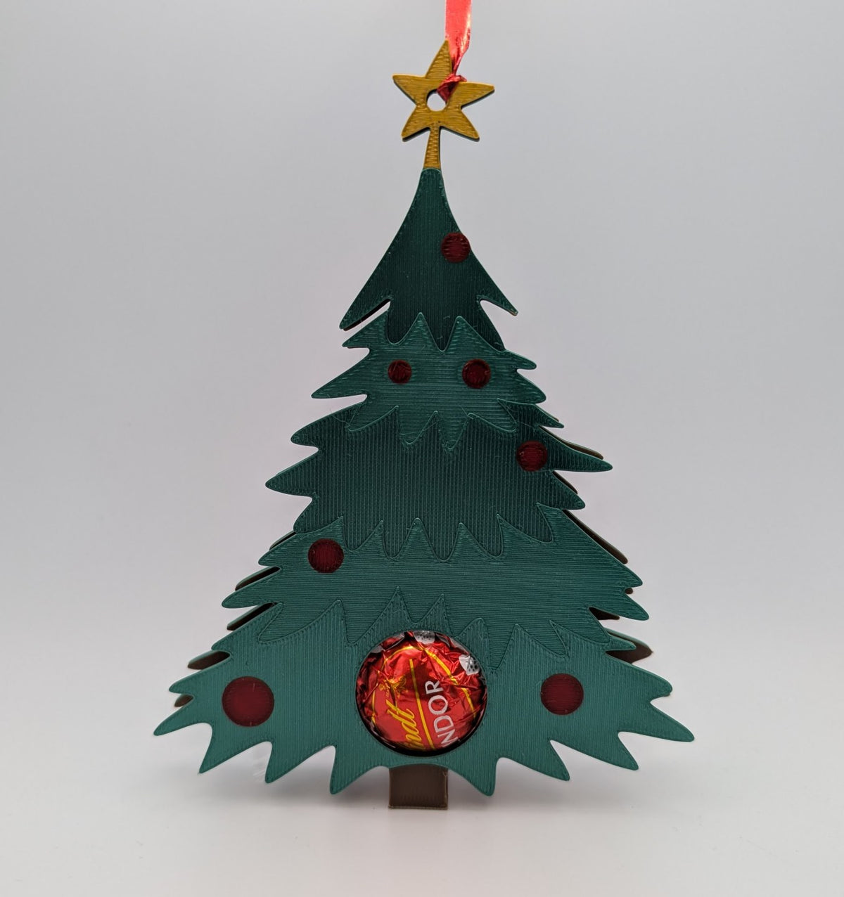 Juletræsophæng, der skjuler en chokoladekugle
