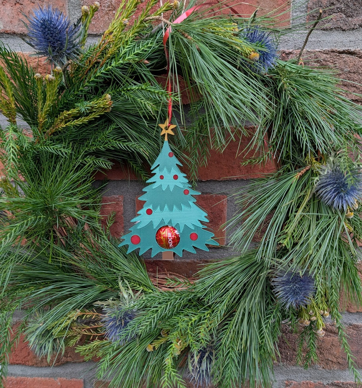 Juletræsophæng, der skjuler en chokoladekugle