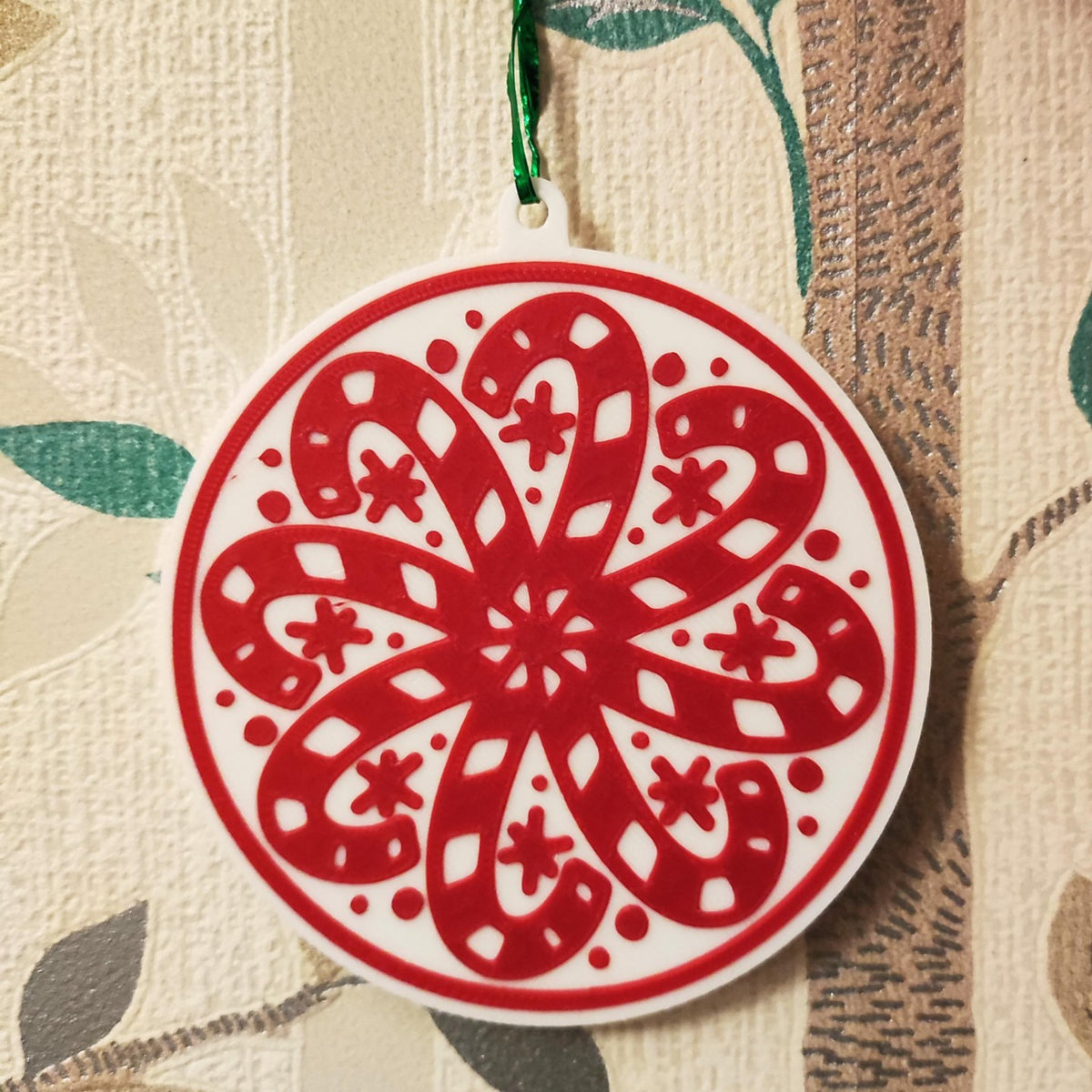 Rund juletræspynt med slikstokke formet som snefnug