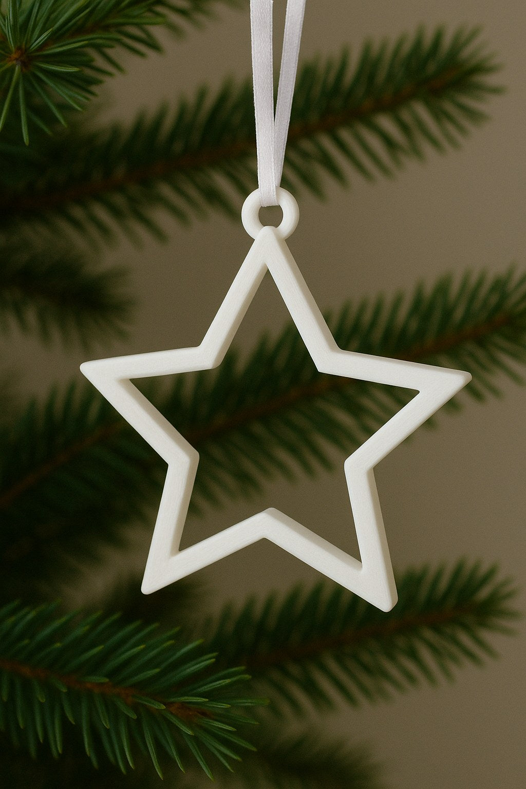 Minimalistisk stjerne som juletræspynt med ophængsøje