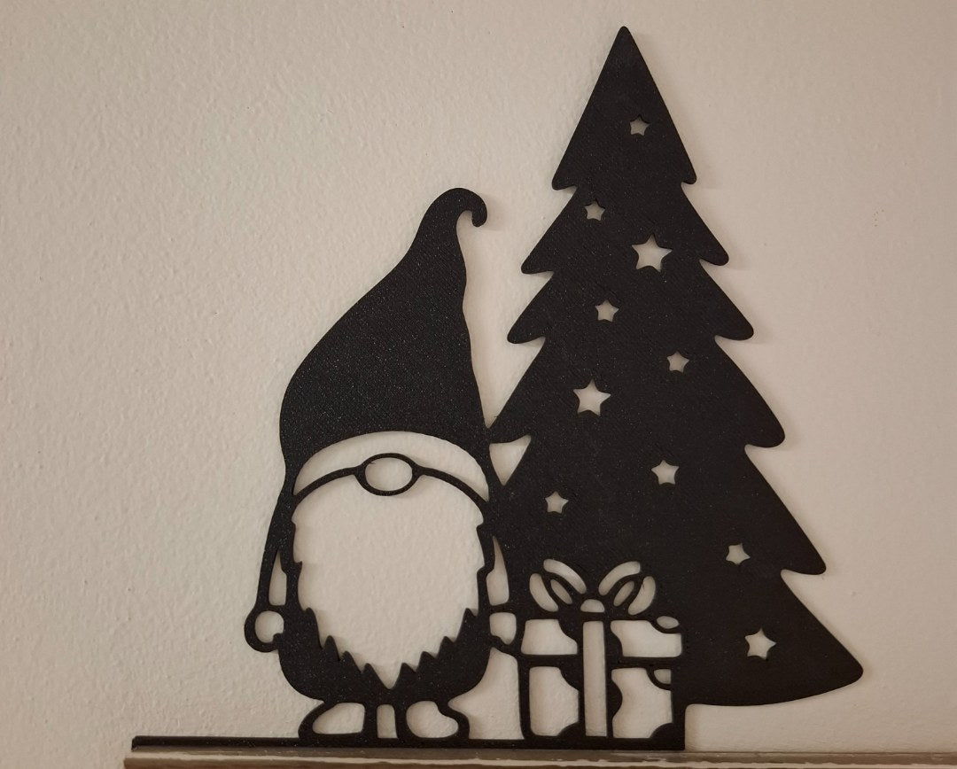 Nissefigur med gave ved juletræet