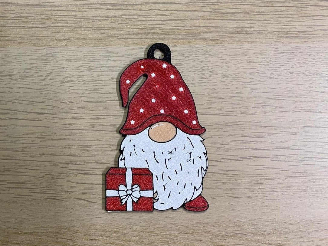 Nisse med prikket hue og rød gave