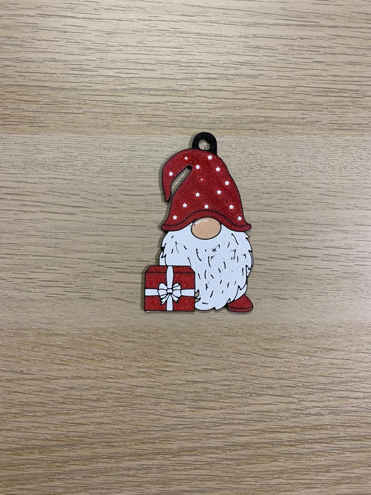 Nisse med prikket hue og rød gave