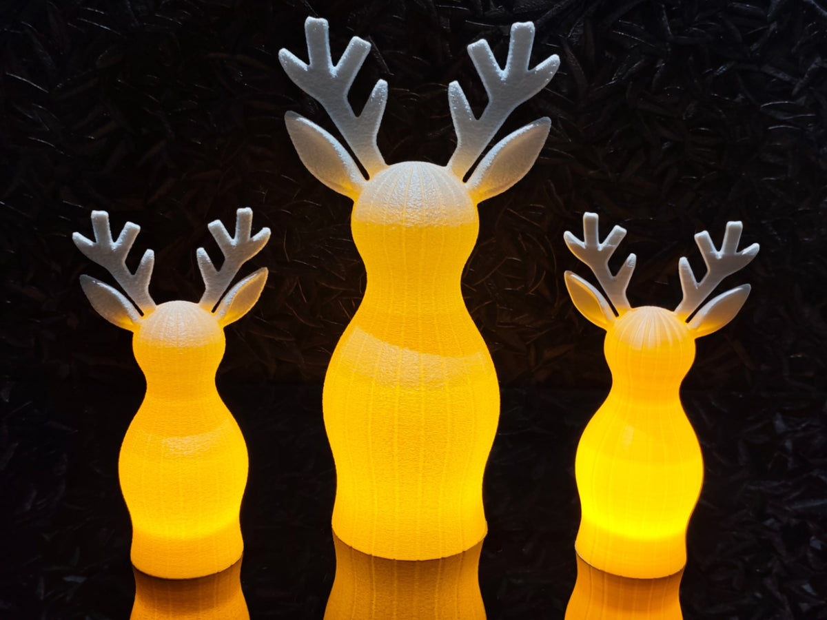 Rensdyrfigur med strukturoverflade og LED-fyrfadslys