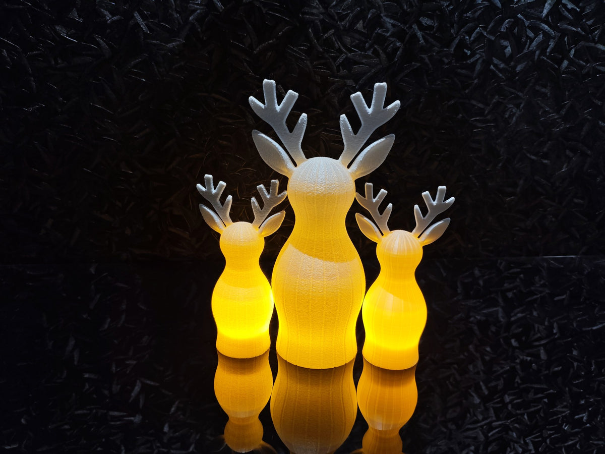 Rensdyrfigur med strukturoverflade og LED-fyrfadslys