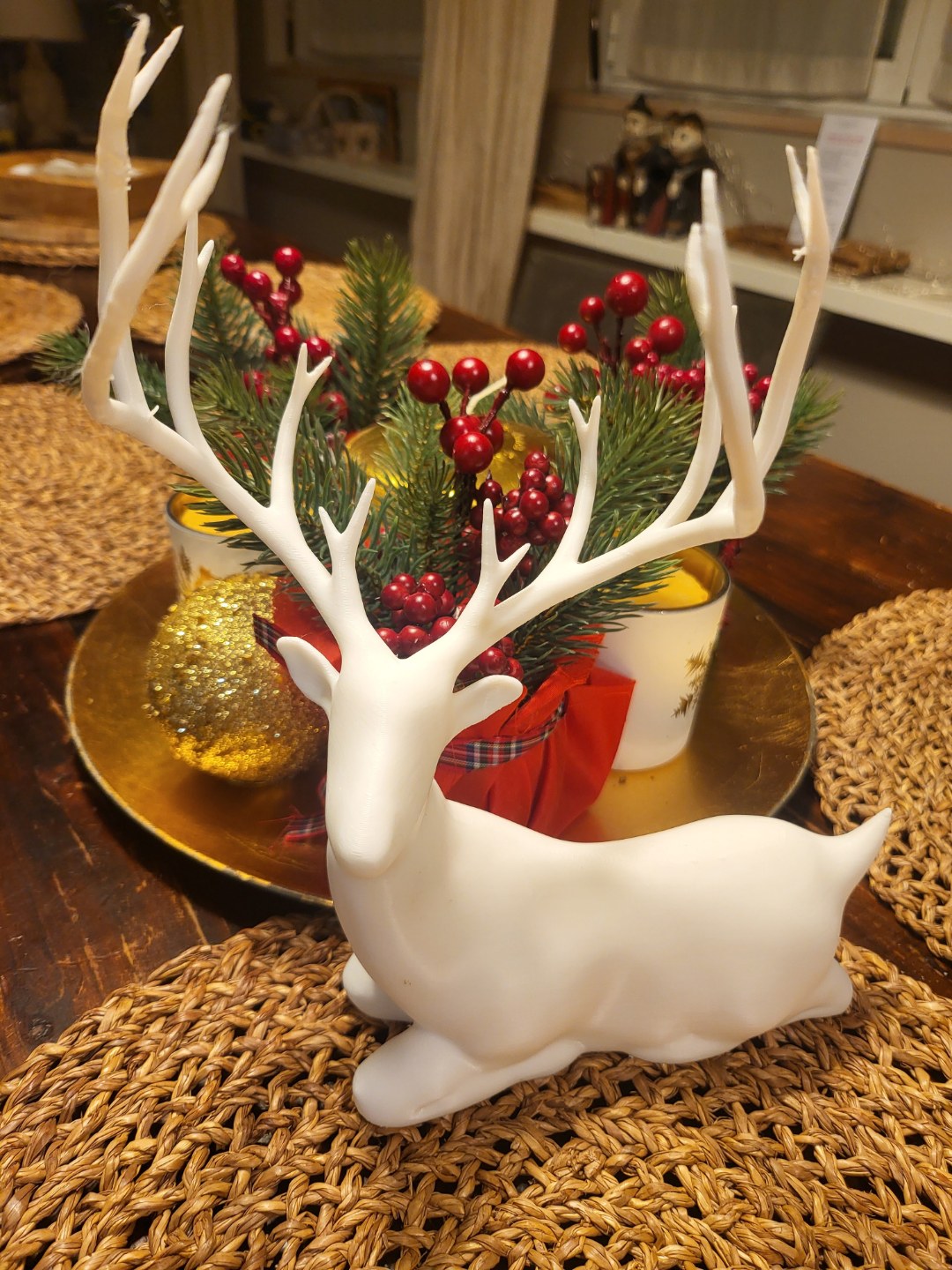 Siddende rensdyrfigur – julepynt