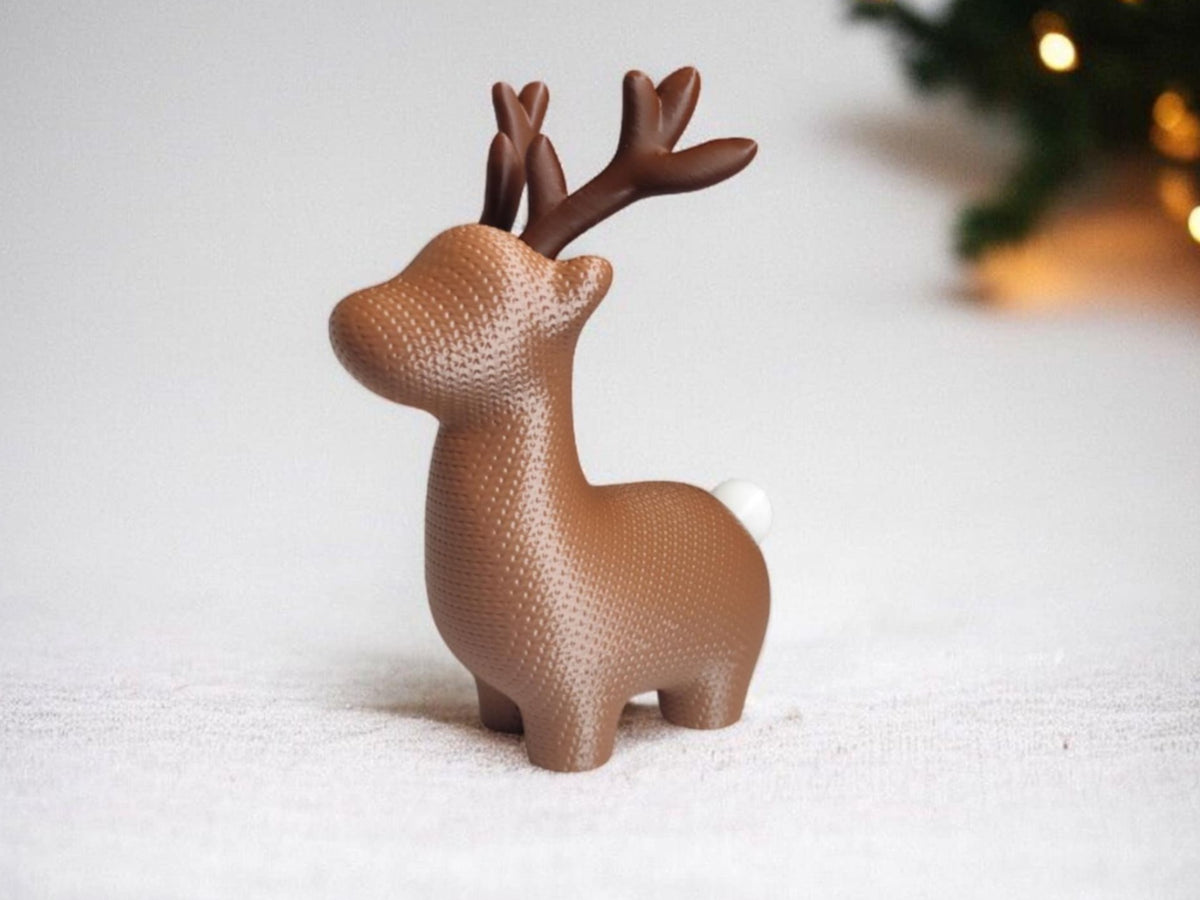 Rensdyrfigur med strikket look – buttet julefigur
