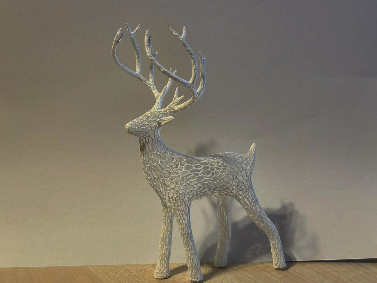 Rensdyrfigur med Voronoi-mønster til jul