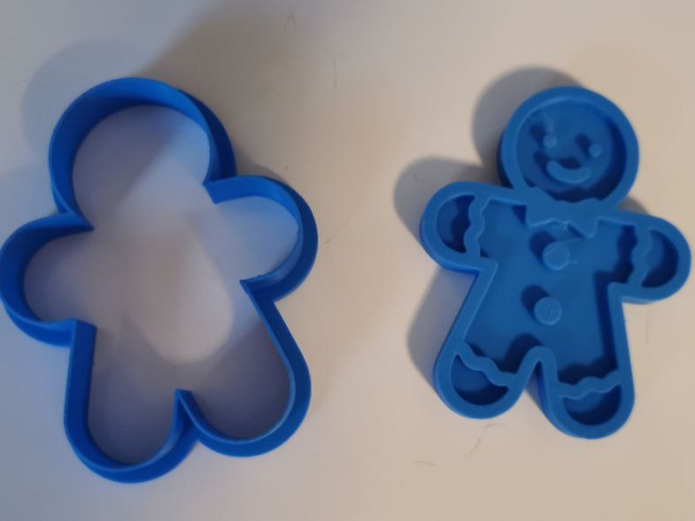 Småkageudstikker og stempel formet som en honningkagemand