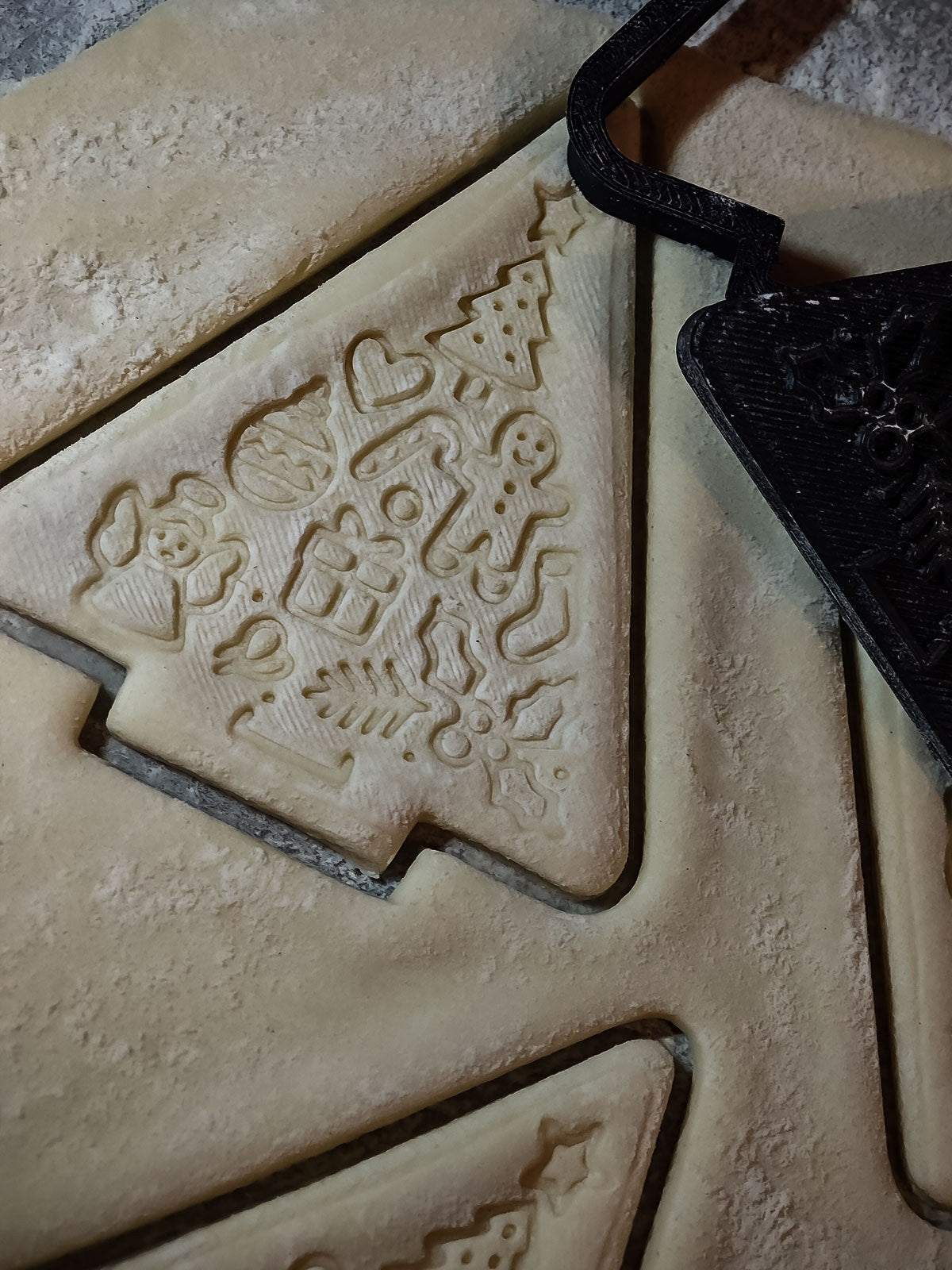 Småkageudstikker formet som et juletræ med stempel