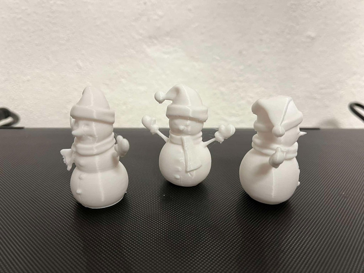Snemandsfigur med halstørklæde, handsker og hat