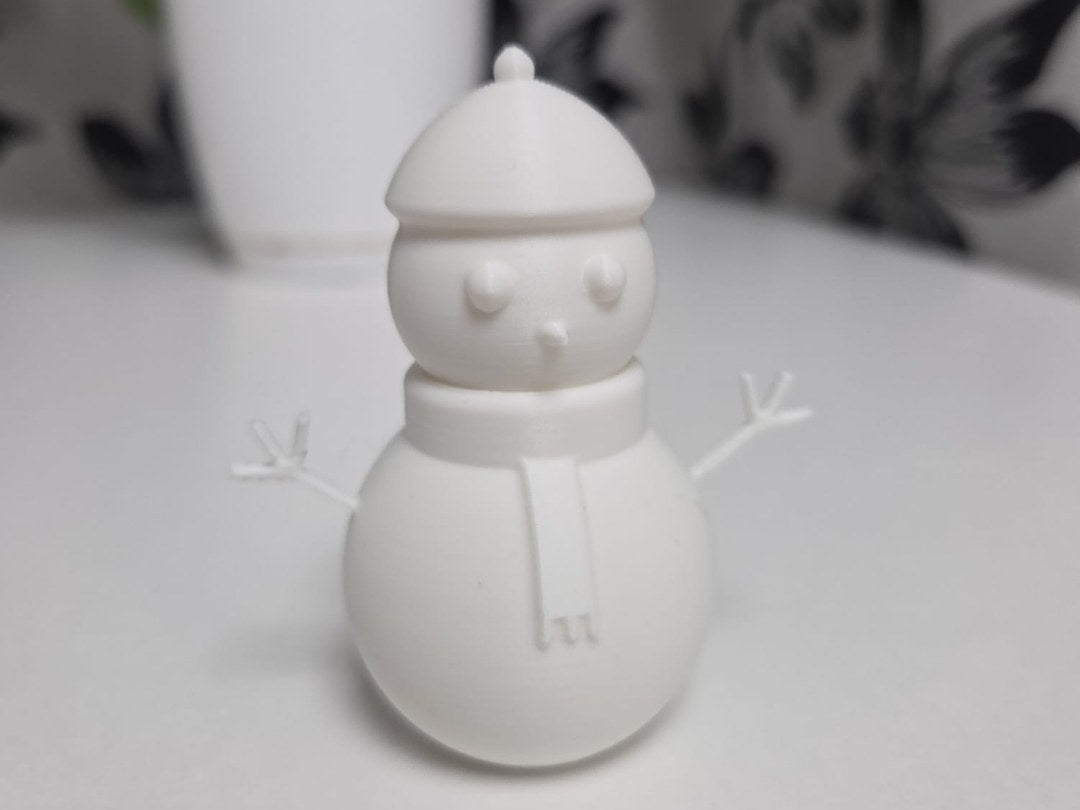 Minimalistisk snemandsfigur med smil