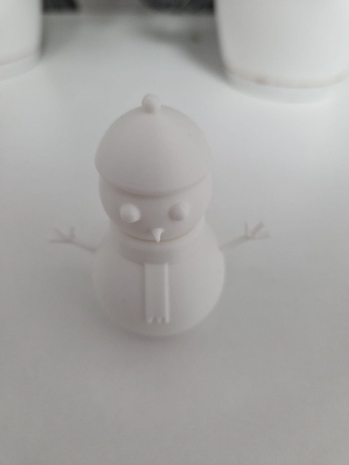 Minimalistisk snemandsfigur med smil