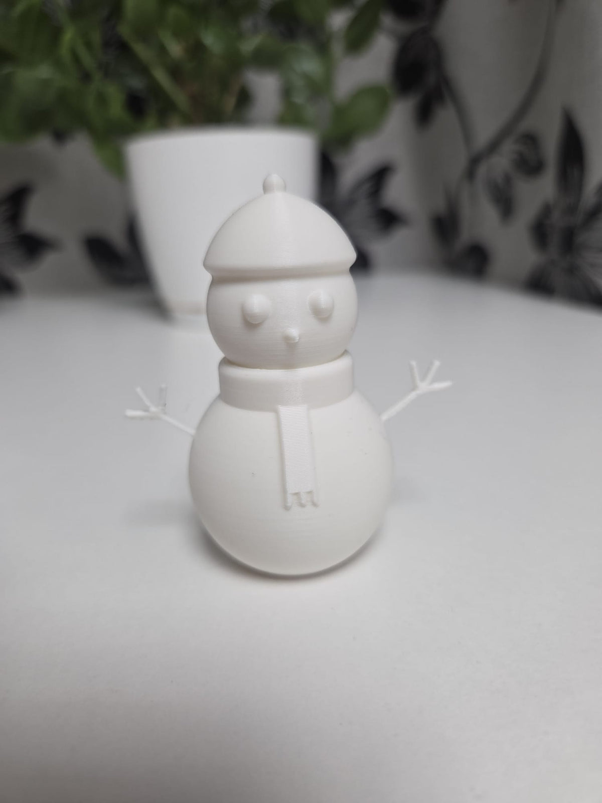 Minimalistisk snemandsfigur med smil