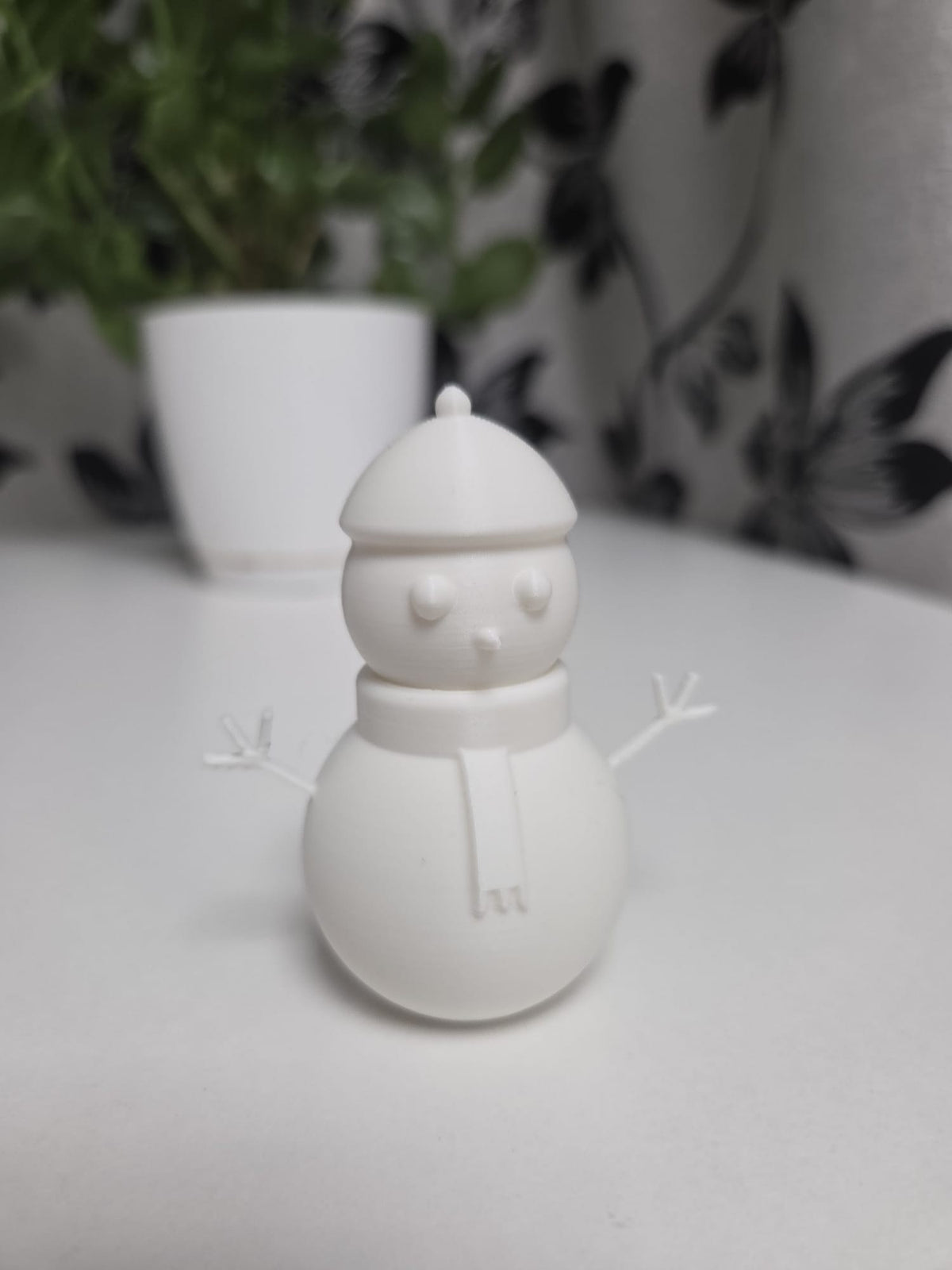 Minimalistisk snemandsfigur med smil