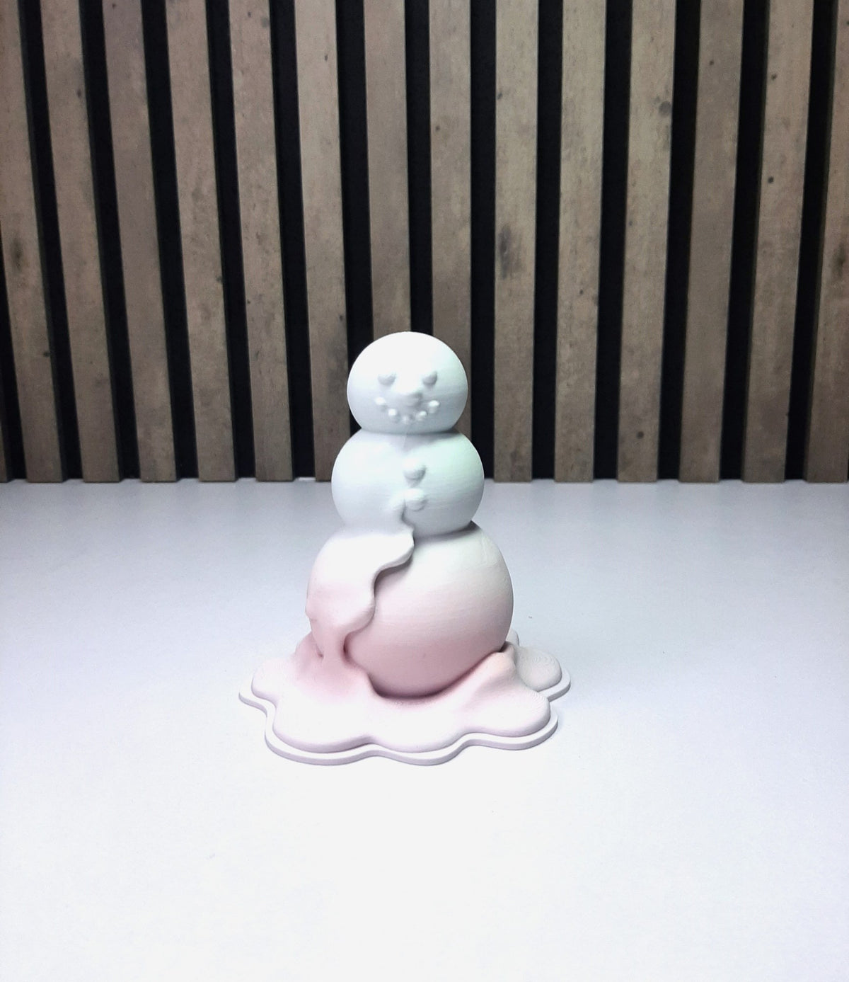 Moderne figur af en smeltende snemand