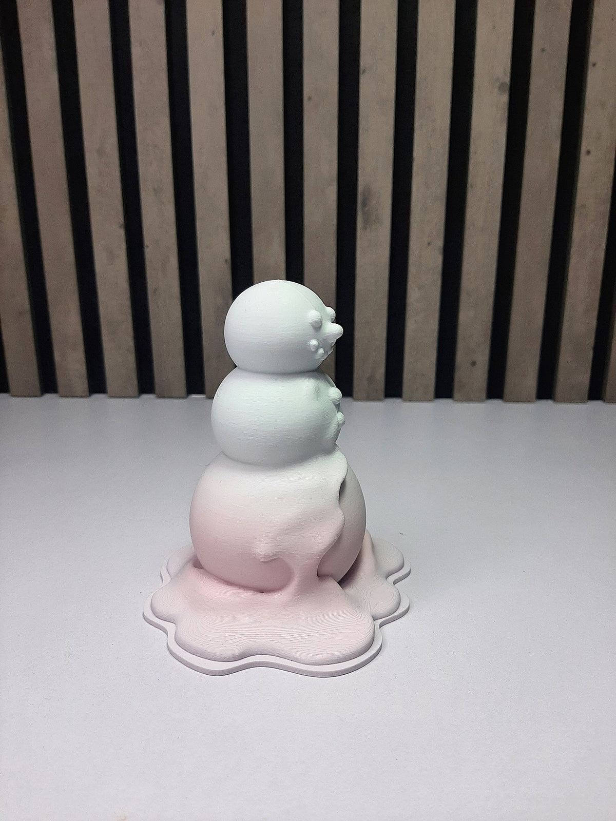 Moderne figur af en smeltende snemand