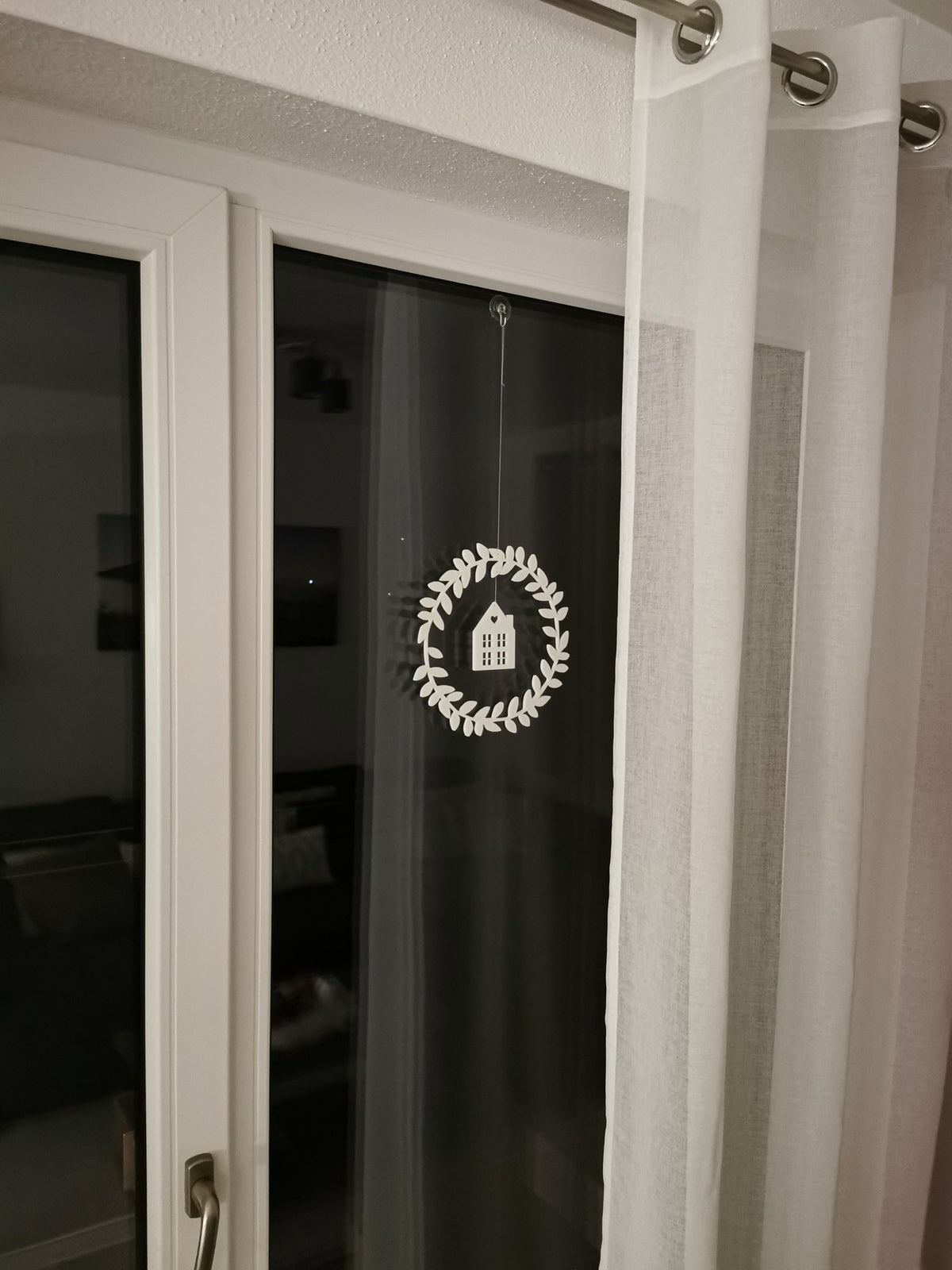 Vindueskrans med hængende hus og hjerte